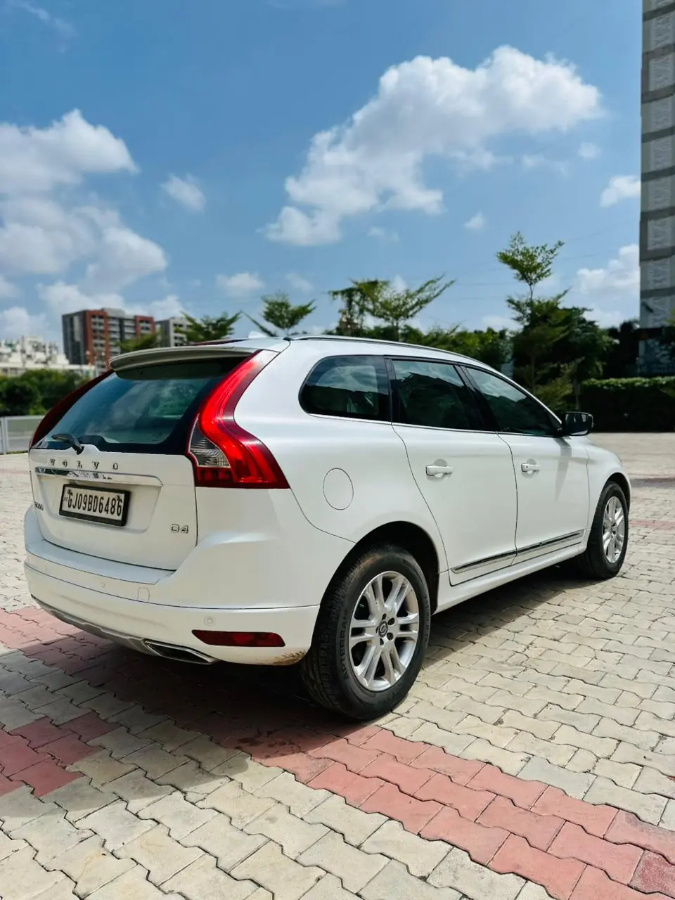 2016 VOLVO XC60 D4
