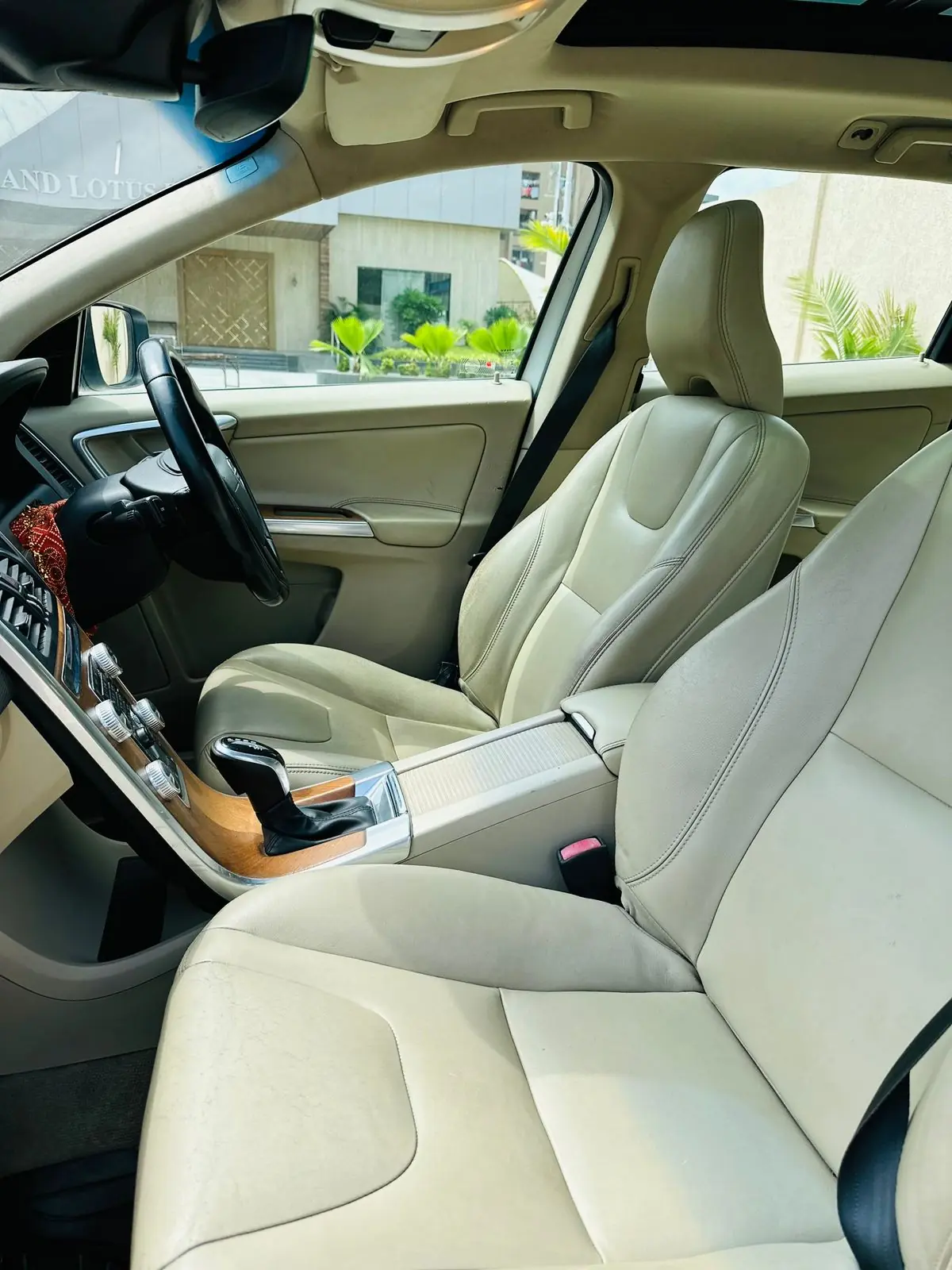 2016 VOLVO XC60 D4